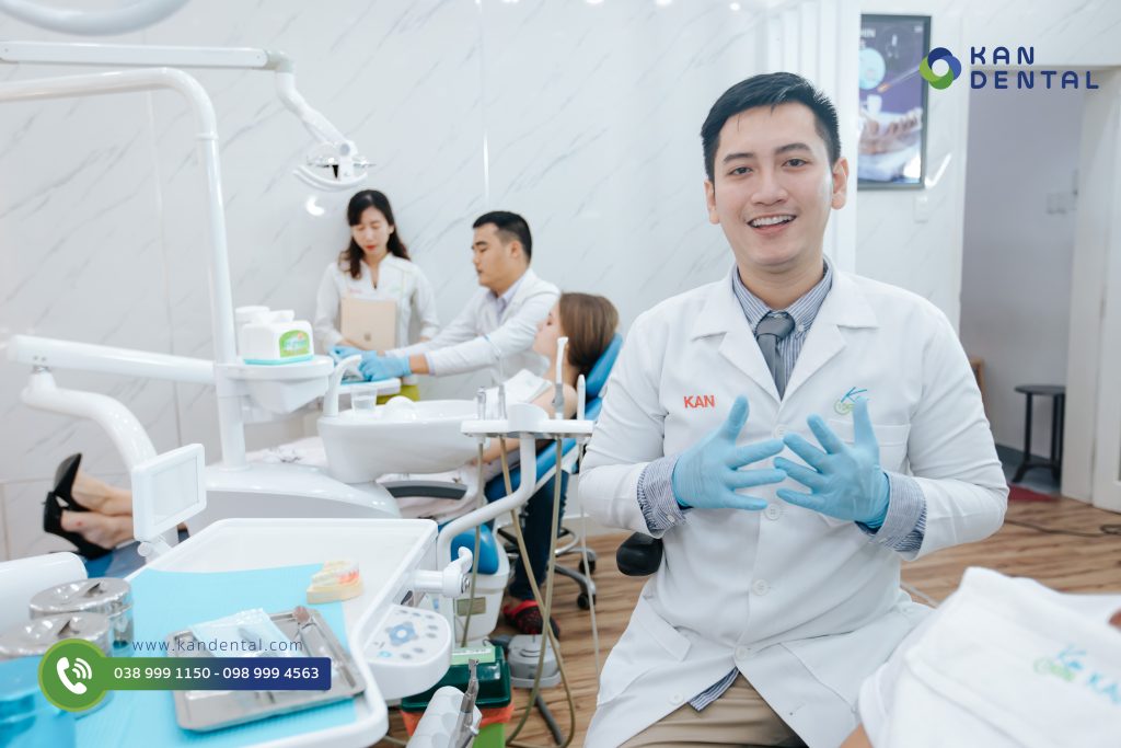 Bác sĩ và trợ thủ làm việc tại phòng điều trị KAN Dental
