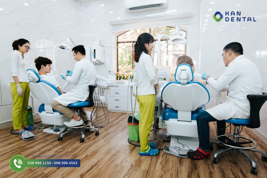Phòng điều trị tại KAN Dental với ghế nha khoa và khu vực làm việc của bác sĩ